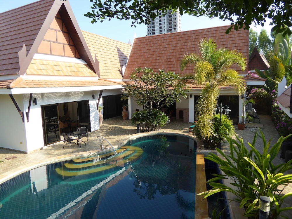 VIP Chain Resort Pool Villa