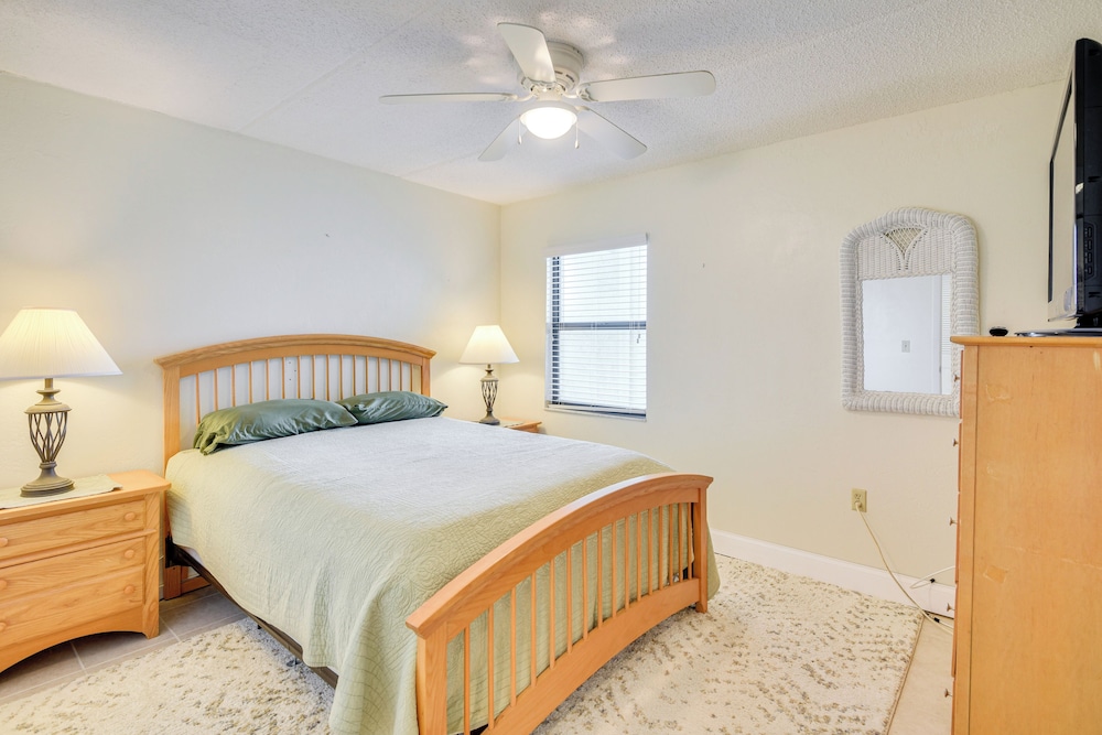 Walk to Coast: Condo in Daytona Beach Shores! view 4