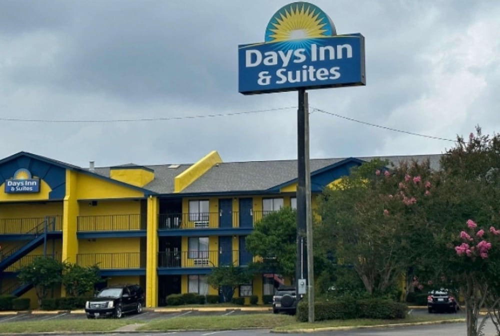 Hotel Days Inn & Suites by Wyndham Mobile - Image 1