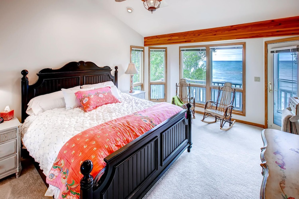 Lavish Charlevoix Home on Lake Michigan, Fire Pit view 4