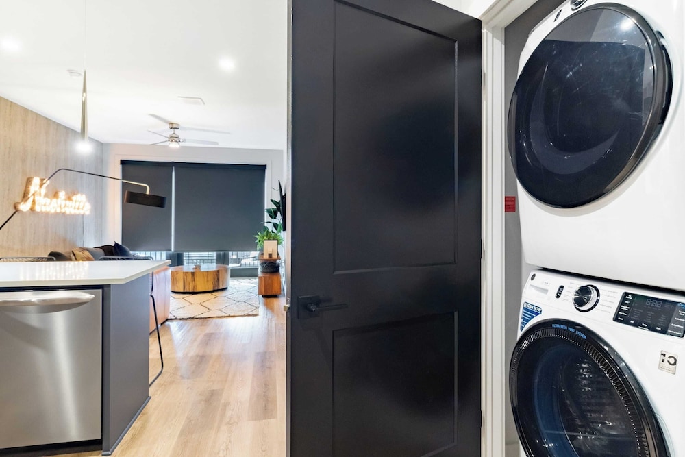Sleeps 24 4 Modern Midtown Apartments w/ Gym + Pool Walkable to Shops & Eats