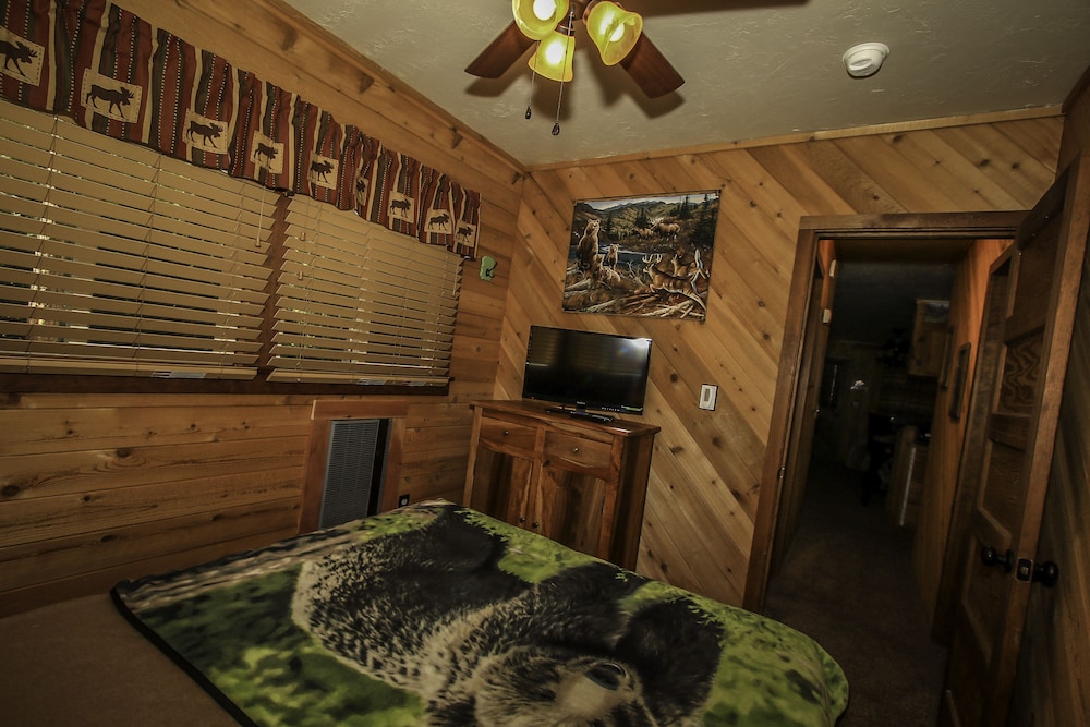 Our Mountain Hideaway 2 Bedroom Home by RedAwning