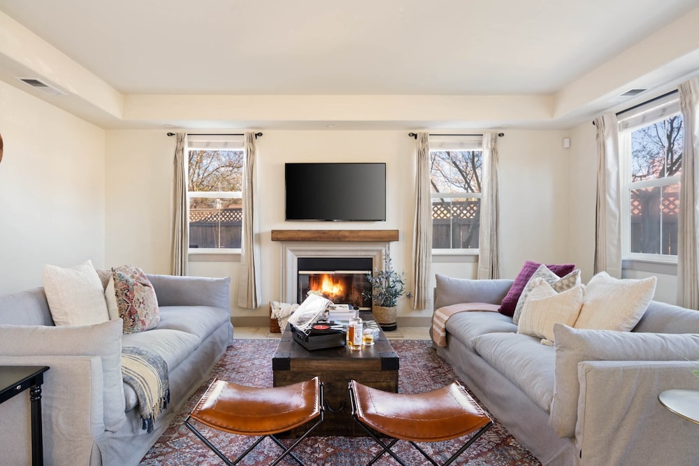 Fiano by Avantstay Centrally Located Haven w/ Stunning Courtyard & Pool Table view 3