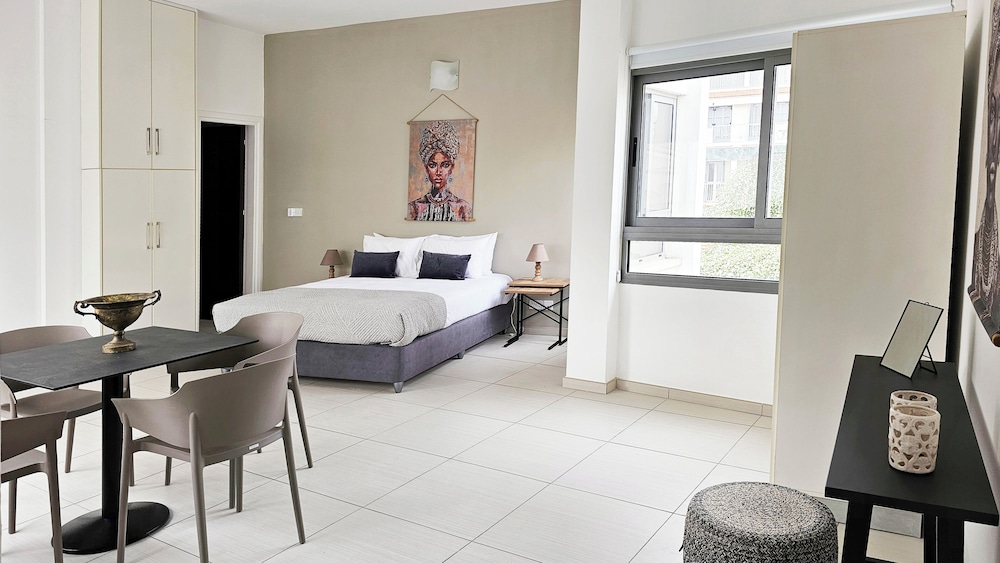 Phaedrus Living: Ledras Residences 201