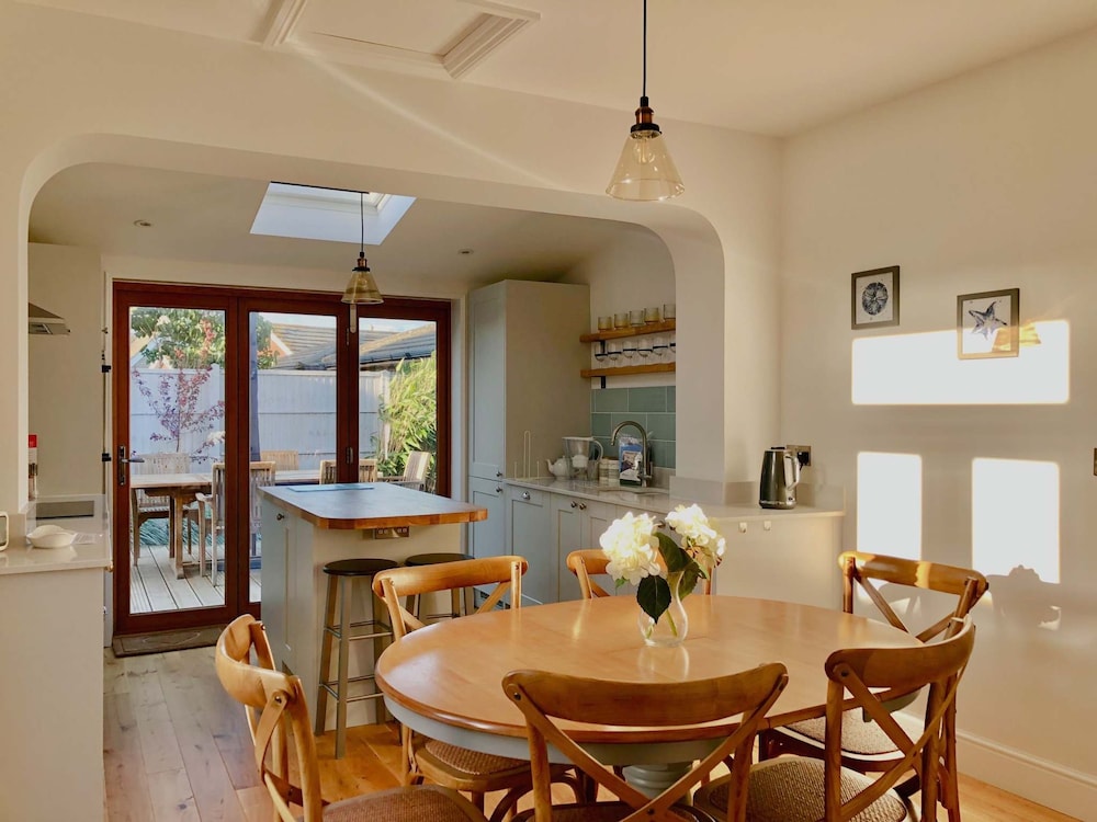 Charming Seaside Cottage - 5-min Walk to Beach