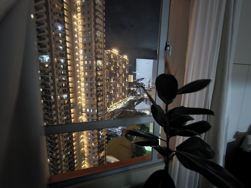 Cozy 1BR Condo in Mandaluyong City With City Skyline View