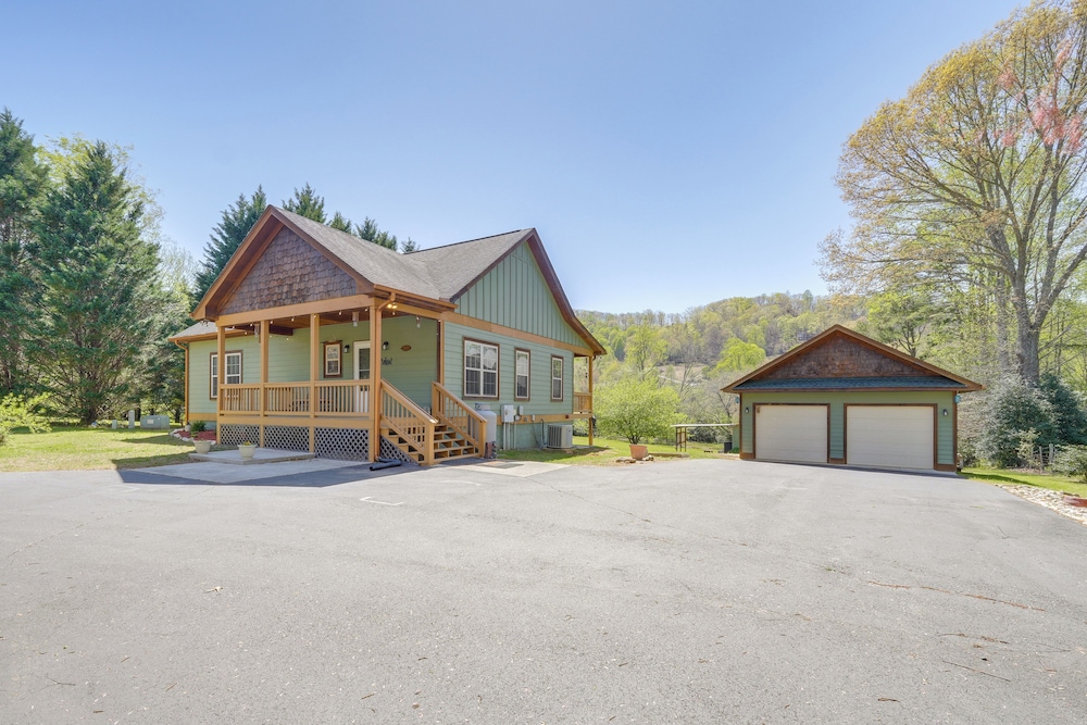 3 Mi to Hiawassee: 'berry Cute Country Cottage'