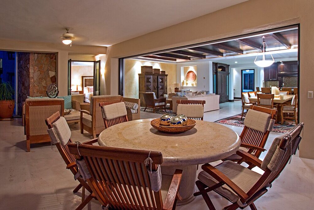Comfortable 4 Bedroom Condo - Property Image 1