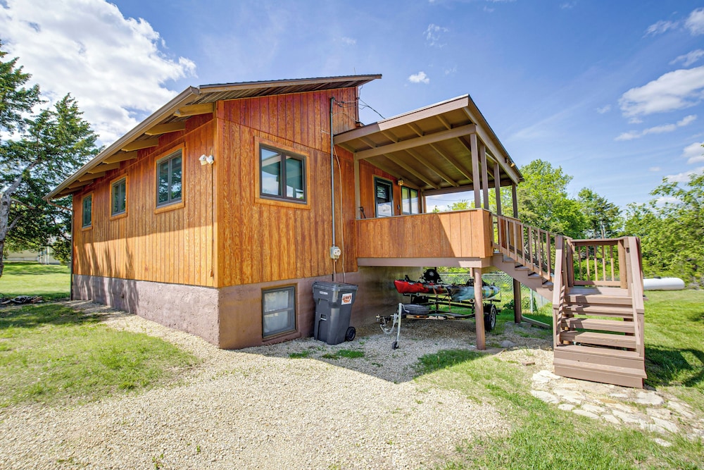< 1 Mi to Tuttle Creek Lake: Cabin w/ 2 Kayaks!