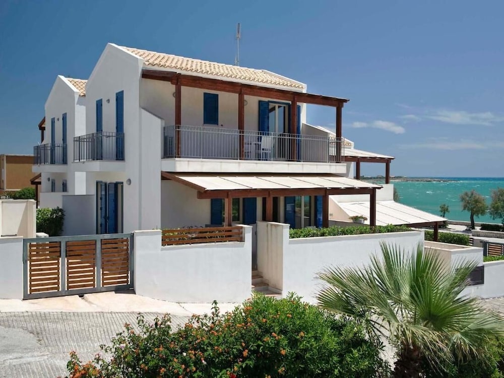 Dolce Mare 2 - Sea Front Apartment - Large Terrace - Wifi and Private Parking view 4