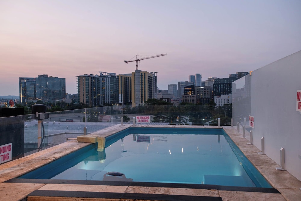 Skyline Views - Rooftop Pool