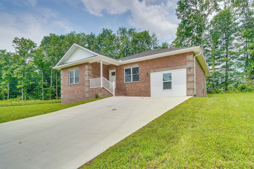 1 Mi to Dtwn Crossville: Spacious Home w/ Patio!