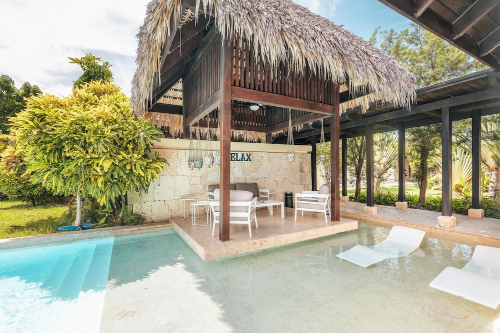 Mesmerizing Villa With Jacuzzi Maid in Cap Cana