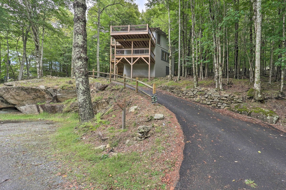 Hotel Beech Mountain Cabin w/ 2 Decks & Mountain View! - Image 1