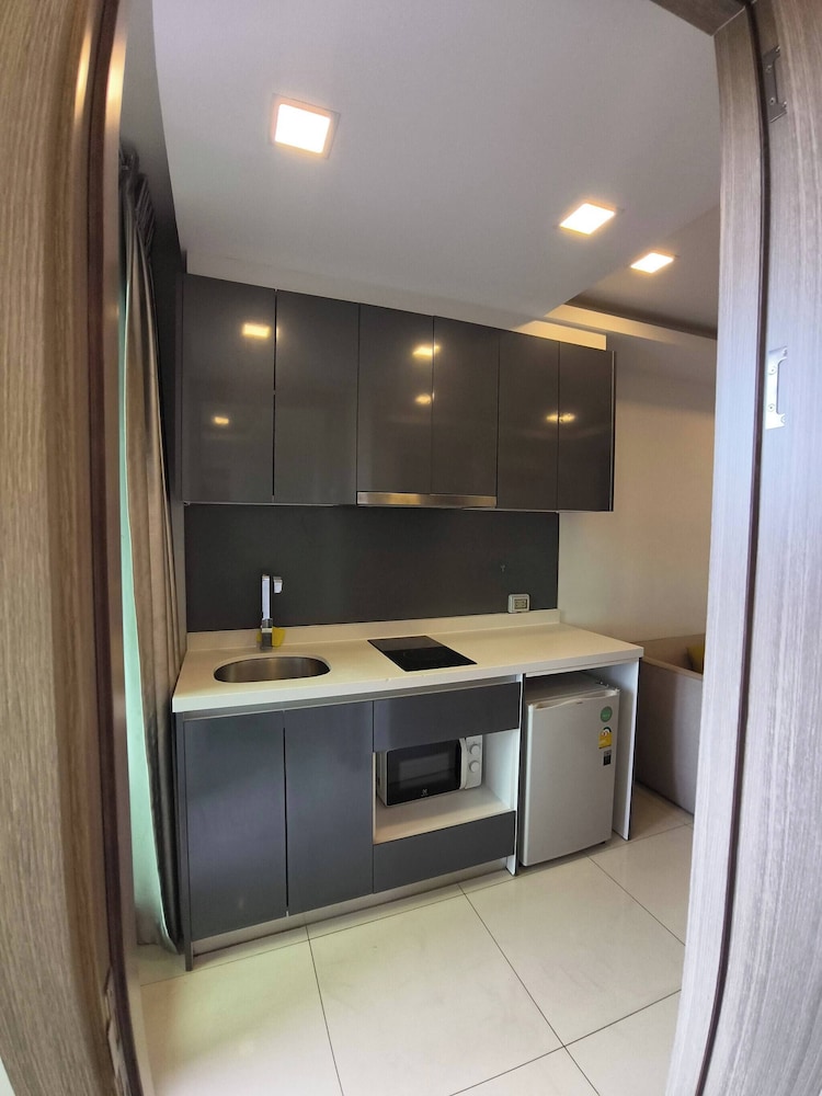 Luxurious Pattaya Apartment With Pool Access