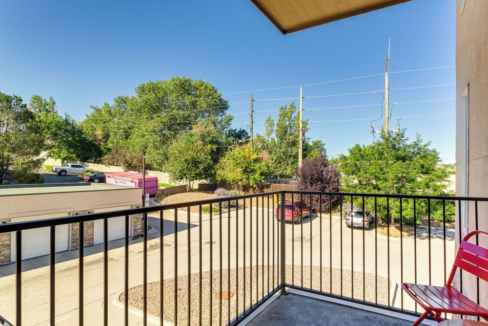 Pet-friendly Condo w/ Balcony ~ 17 Mi to Denver