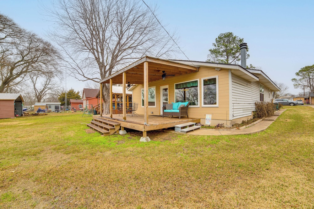 Waterfront Lake Tawakoni Home w/ Yard & Fire Pit