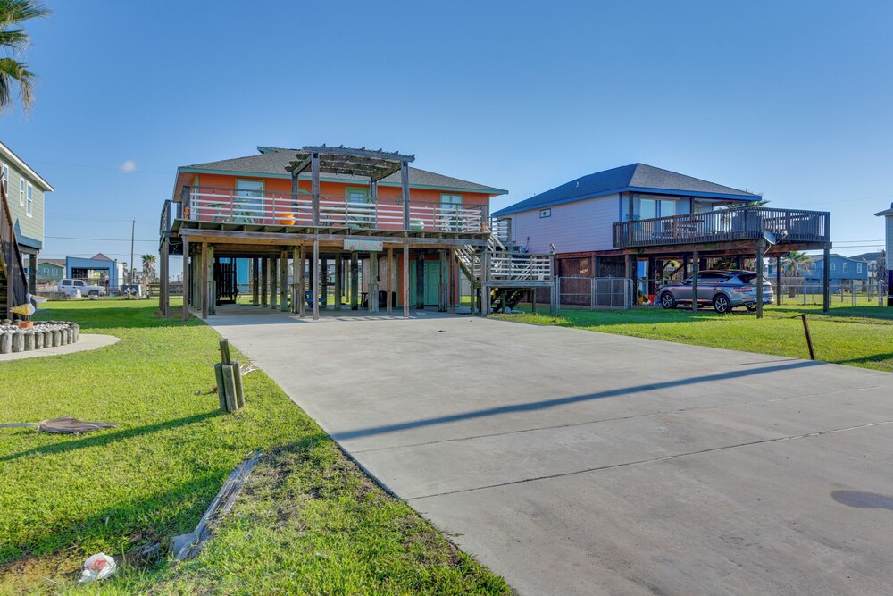 Walk to Shore & Restaurants: Surfside Beach Home! view 4