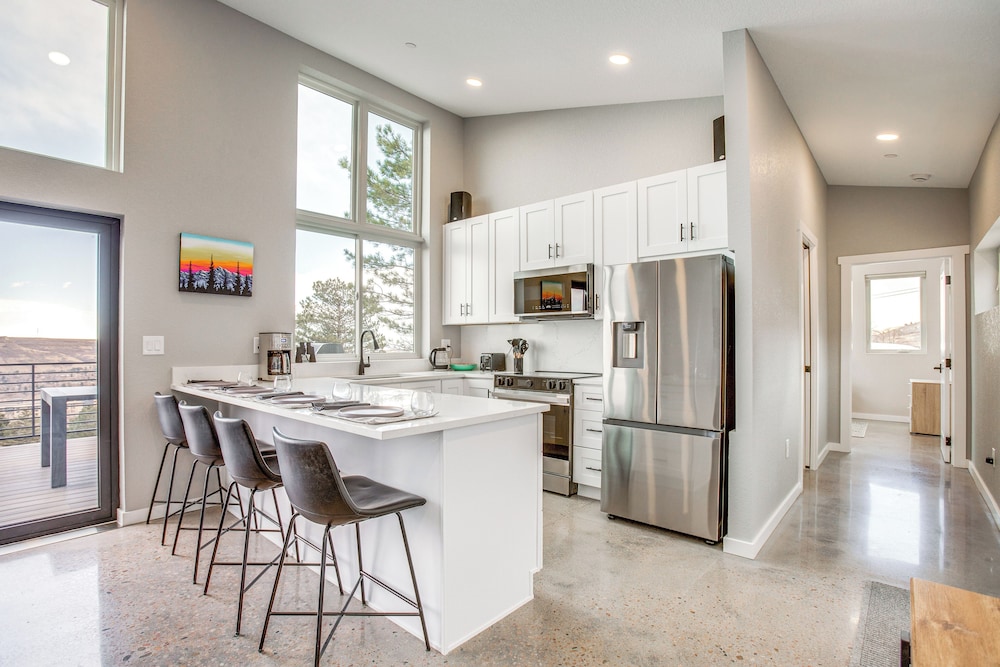 Walk to Trail: 'lookout Landing' Newly Built Home!