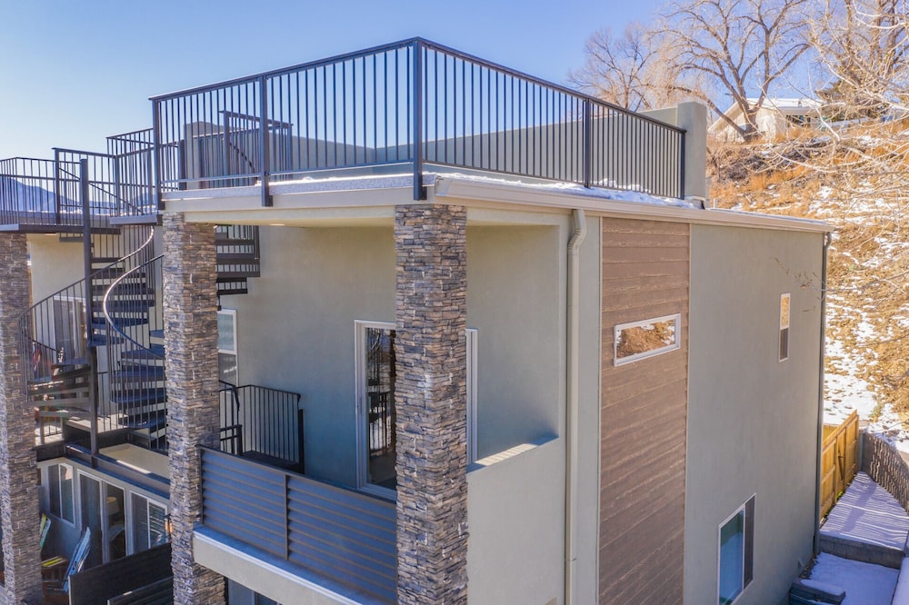 Modern Rooftop Patio New-build Townhome in COS view 4
