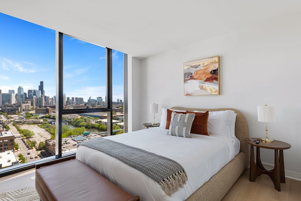 Lincoln Park Oasis Safe Stay Balcony Views