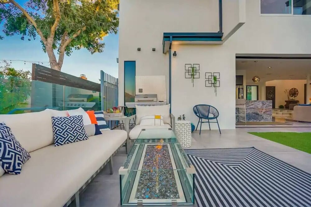 Troy Dr - Sleek & Modern Hollywood Hills Home With Stunning Views