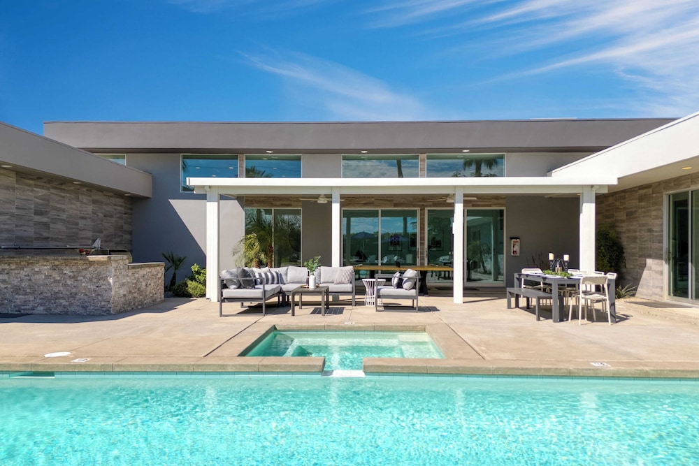 Sleeps 40 3 Luxe Villas Next to Empire Polo Club Putting Green & Pickleball