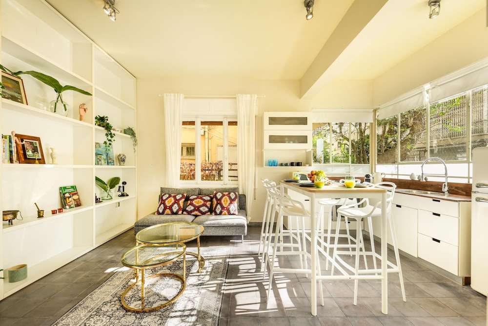 Serene Retreat with Lush Garden by Sea N Rent view 4