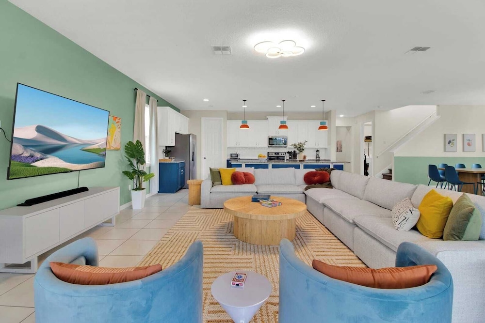 Sleeps 20! 9bdr, Star Wars-themed Game Room, Pool, Hot Tub Nassau by Avantstay
