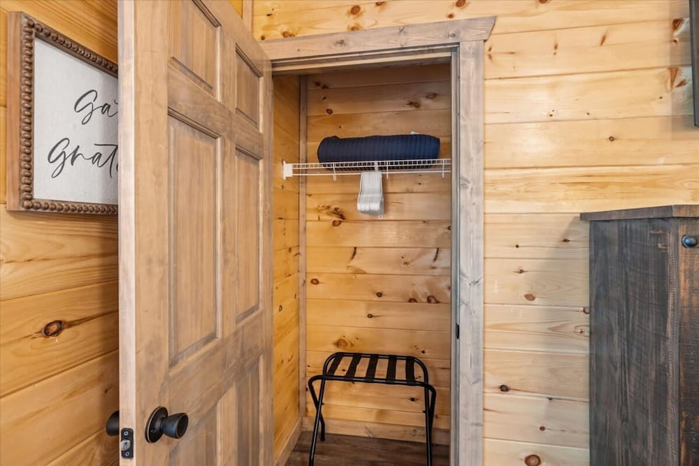NEW - 1 Location Cabin Pool Hot Tub Arcade HL