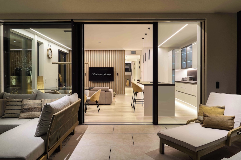 SalvatoreHomes - Pure Luxury in the Centre of Bardolino with Pool & Private Jacuzzi - Casa Olivia - a 5 Star Luxury Collection at Lake Garda