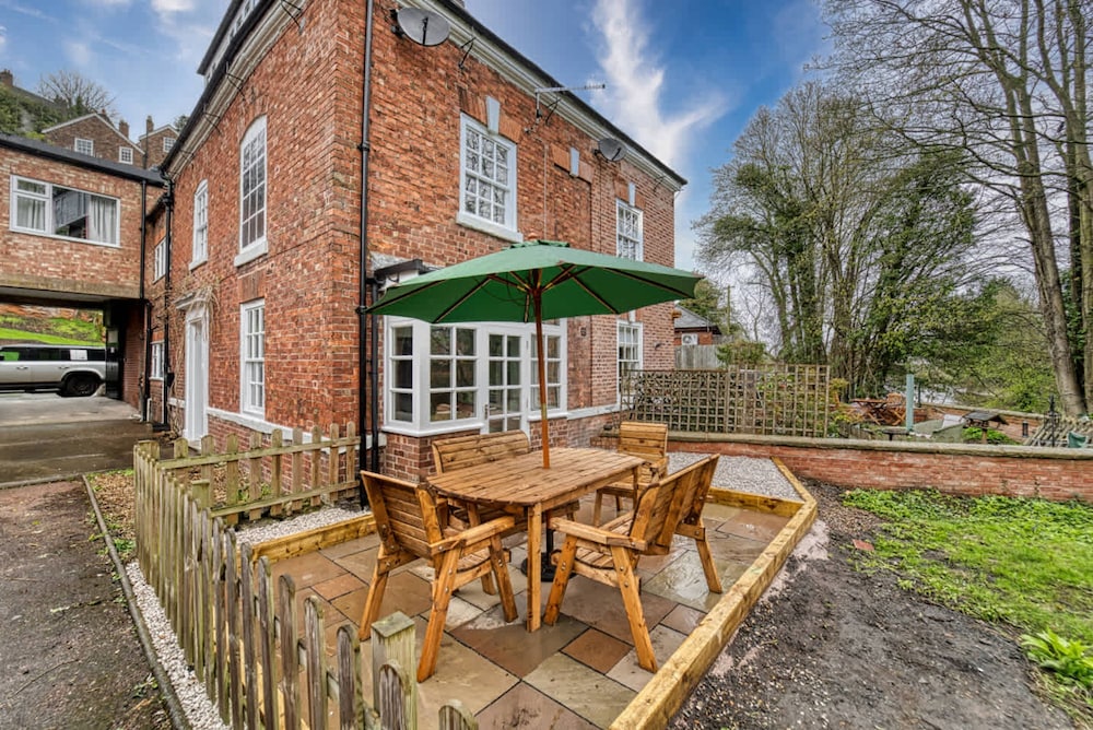 Host Stay Underhill House