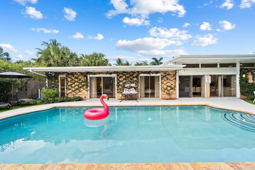 4BR Intracoastal Retreat With Pool, Games & More!