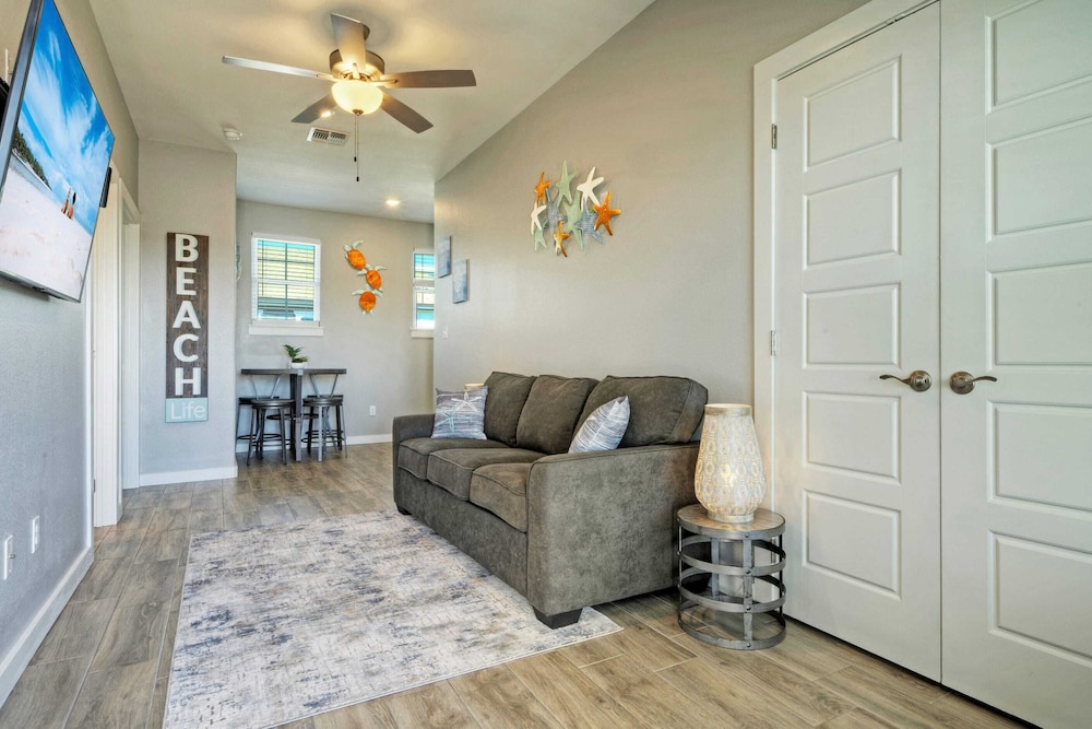 Sleeps 33! 4 Condos, Walk to the Beach, Resort-style Pool, Endless Summer Resort