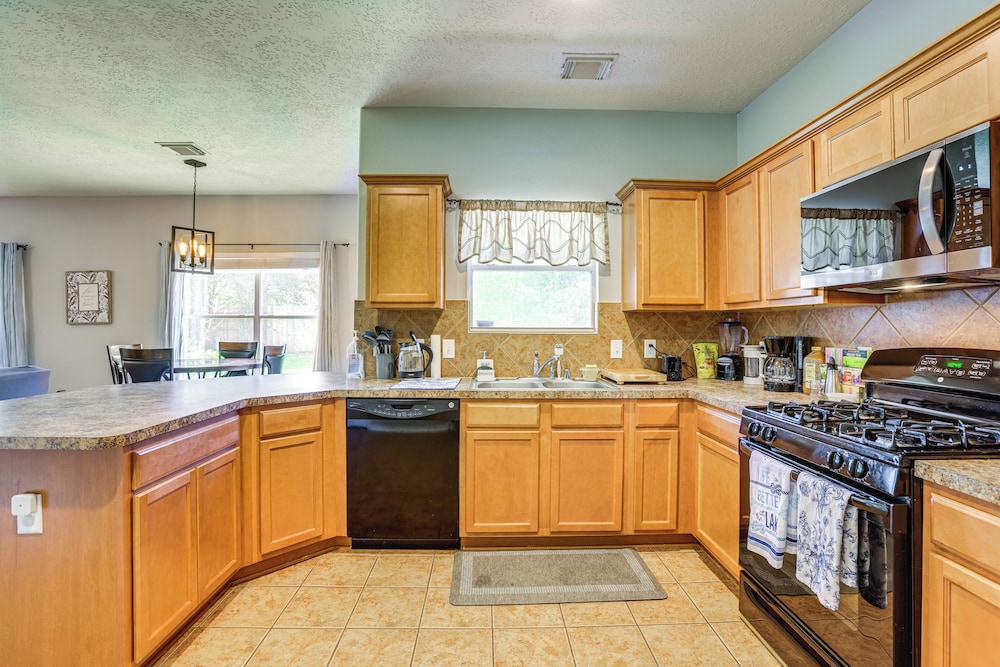 Fish & Hike: Pet-friendly Humble Home w/ Yard