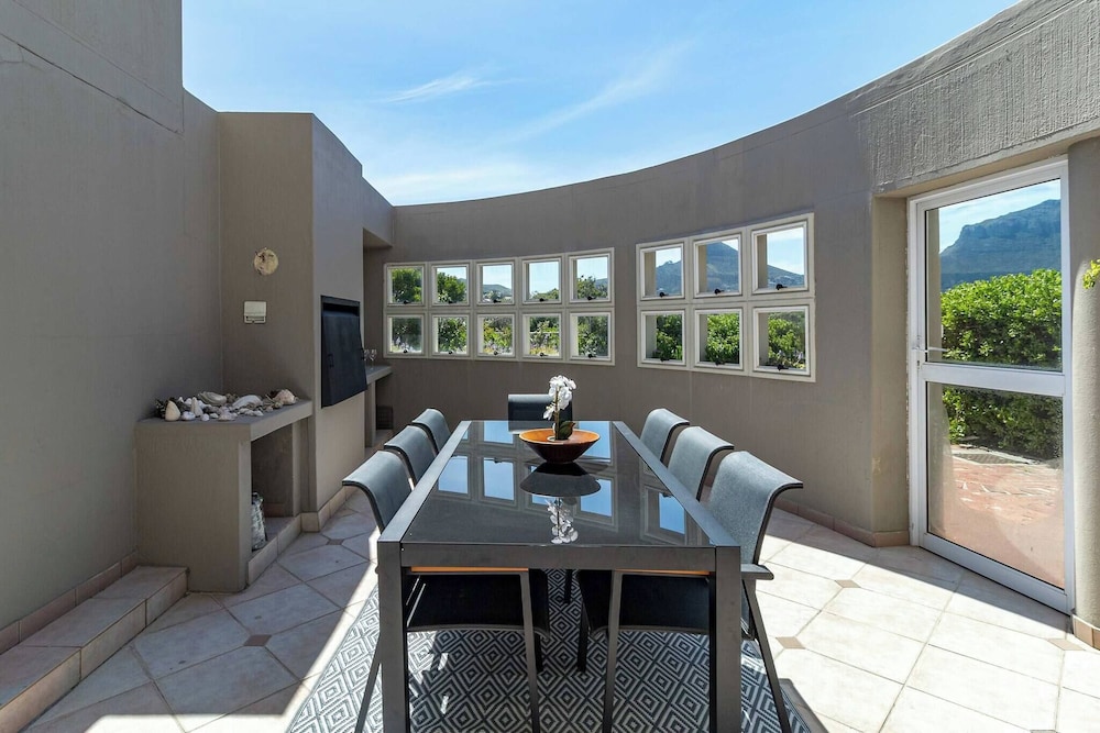 Beachfront Villa, Beach Club, Houtbay