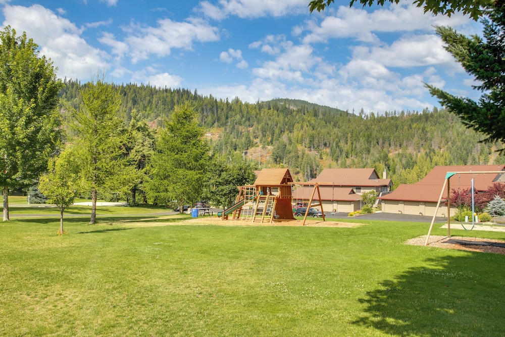 Twin Lakes Retreat: Lake, Pool & Golf Access!