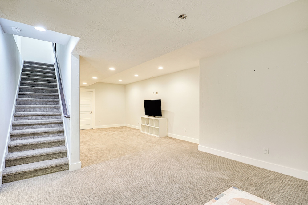 4 Mi to The District: Family Home w/ Tennis Access