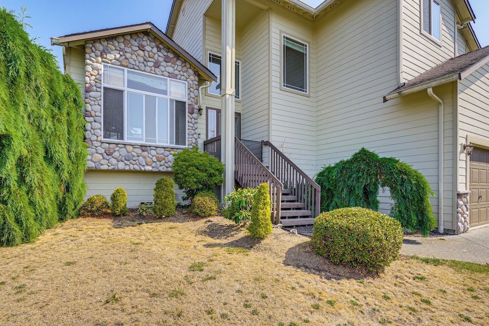 Spacious Yard & Deck: Home 8 Mi to Puget Sound!