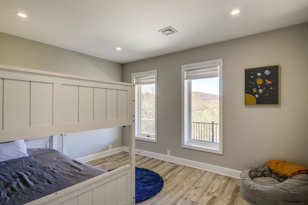Lafollette Home: Community Pool & Mountain Views! view 4