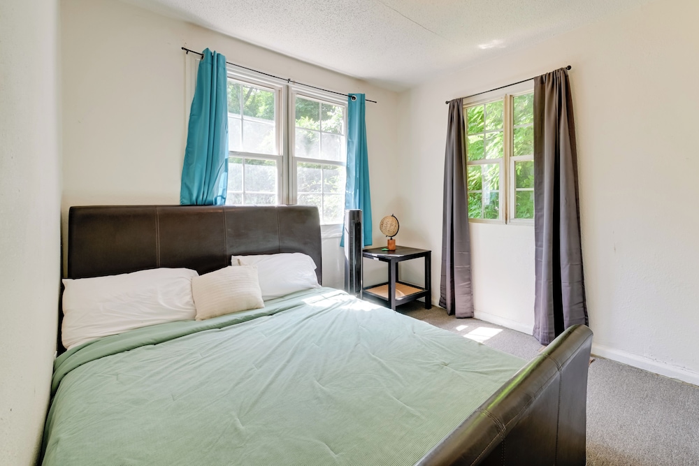 2 Mi to Center City: Charlotte North End Home
