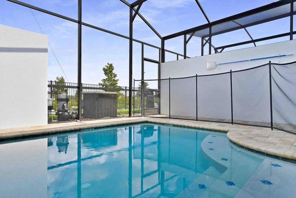 Super Snug- FUN Themes Pool Tons OF Amenities