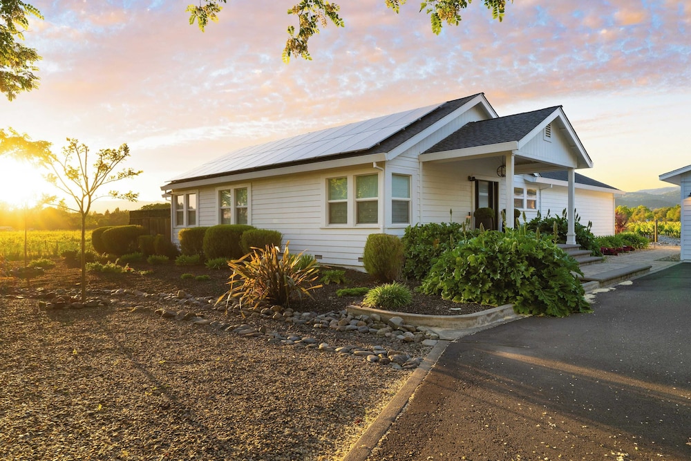Chic Sonoma Oasis w/ Pool, Bocce, Hot Tub + Minutes to Downtown