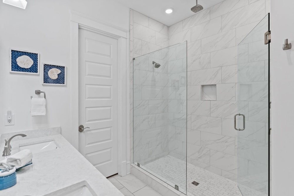 Walk to the Beach Pool 5bdr 3 Porches Beach Sea-ker s Retreat by Avantstay