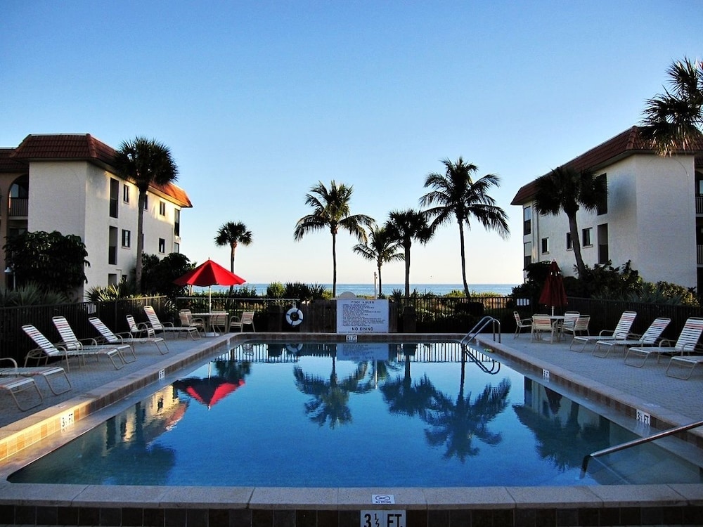 Sandalfoot Beachfront Condominium, photo 2