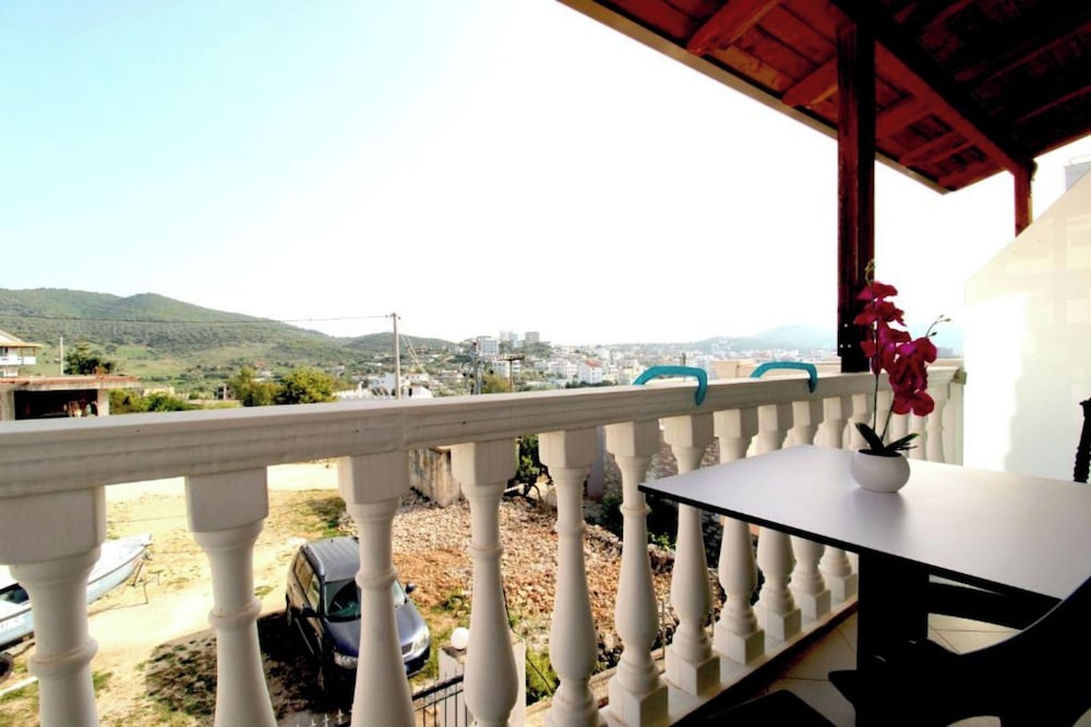 Sunny Villa