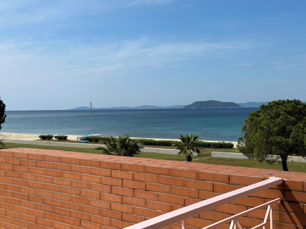 Relax in This Sithonia Property With Great Ocean Views