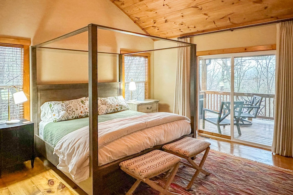 Sapphire Valley Resort Cabin w/ Fireplaces + Grill