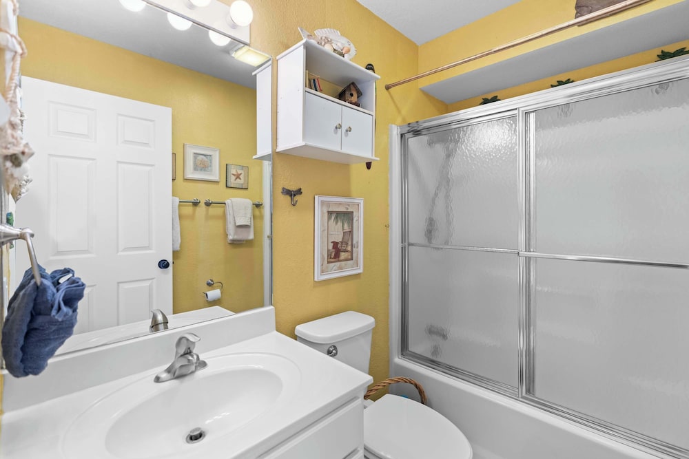 Latibe Retreat Lakefront Condo for 4 w/ Balcony & Pool Access
