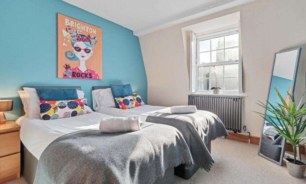 Pebble Mews House - Sleeps 6 to 8 Guests view 5